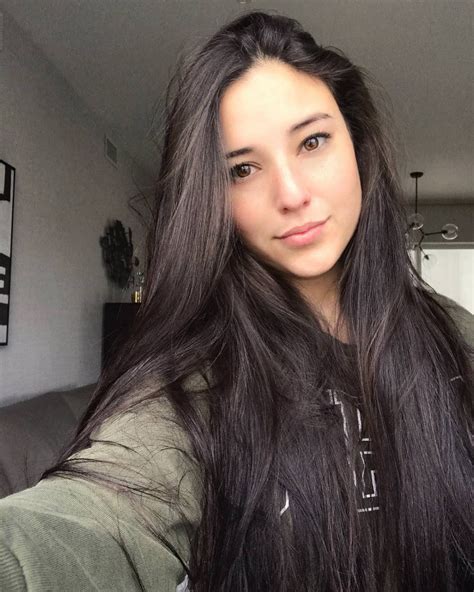 Angie Varona .